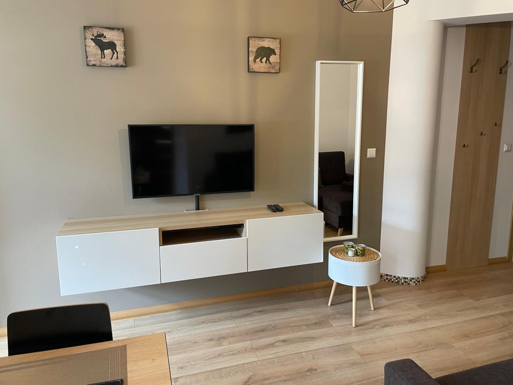 Przystanek - Ul Komuny Paryskiej 3 *